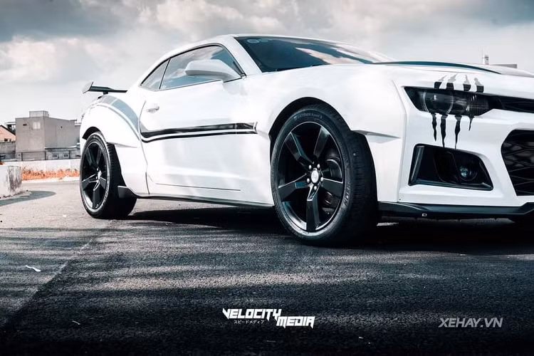 Chỉ can thiệp vào phần thẩm mỹ, chủ nhân của chiếc Chevrolet Camaro RS 2010 trong bài viết không có bất cứ thay đổi nào về động cơ của xe.