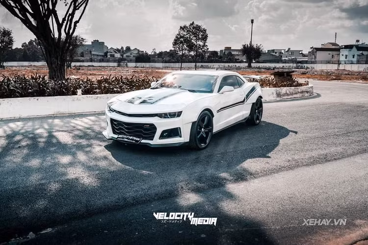 So với xe nguyên bản, phần đầu của chiếc Chevrolet Camaro RS này đã được độ lại theo phong cách của bản hiệu năng cao ZL1 đời 2019 vô cùng hầm hố. Ở phía thân xe được dán hoạ tiết tương tự những chiếc Camaro đời cổ và phía sau xe cũng được trang bị thêm cánh gió cỡ lớn góp phần gia tăng yếu tố về khí động học.