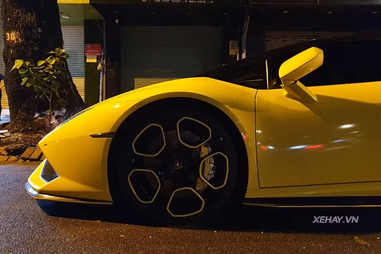 Xe có thể bứt tốc từ 0-100 km/h trong 3,2 giây trước khi cán vận tốc tối đa 325 km/h. Giá xe Lamborghini Huracan chính hãng hiện tại ở thị trường Việt Nam hiện từ khoảng hơn 20 tỷ đồng.