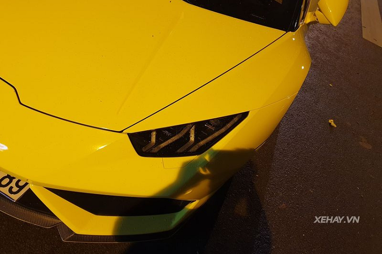 Ngay từ thời điểm mới về nước, chiếc Lamborghini Huracan màu độc này đã được trang bị gói độ Vorsteiner Verona Edizione. Gói nâng cấp này không thay đổi ngoại thất bên ngoài của xe mà chỉ trang bị thêm một số phần ốp nhằm khiến xe trở nên hầm hố hơn.