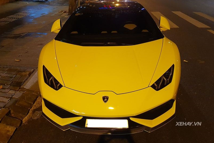 Cụ thể, siêu xe có thêm nhiều chi tiết bằng sợi carbon gồm líp cản trước, hai líp ốp hông xe và một cánh gió cố định phía sau được thiết kế treo ngược giống Huracan Performante.