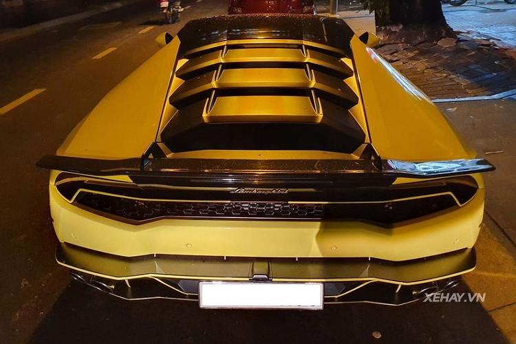 Khi đó, siêu xe Ý còn mang trên mình màu sơn da cam nguyên bản thay vì màu vàng chanh lạ mắt như bây giờ, màu vàng chanh này xuất hiện ở cả viền líp cản trước, ốp hông và các chấu bánh xe.