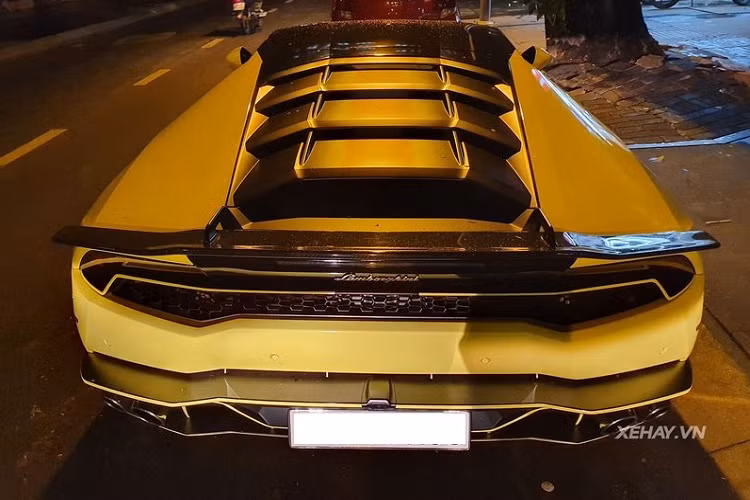 Khi đó, siêu xe Ý còn mang trên mình màu sơn da cam nguyên bản thay vì màu vàng chanh lạ mắt như bây giờ, màu vàng chanh này xuất hiện ở cả viền líp cản trước, ốp hông và các chấu bánh xe.