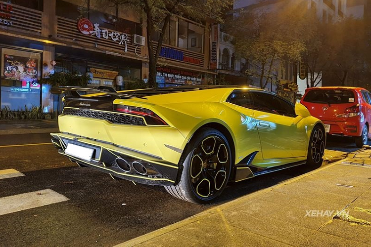 Một điểm khá thú vị là nắp động cơ phía sau của chiếc Lamborghini Huracan độ Vorsteiner này được làm bằng vật liệu composite thay vì nắp kính như hầu hết Huracan khác. Siêu xe còn được nâng cấp hệ thống ống xả với hệ thống ống xả hiệu suất cao đến từ hãng độ Capristo, cho ra âm thanh ấm, trầm hơn so với loại tiêu chuẩn.