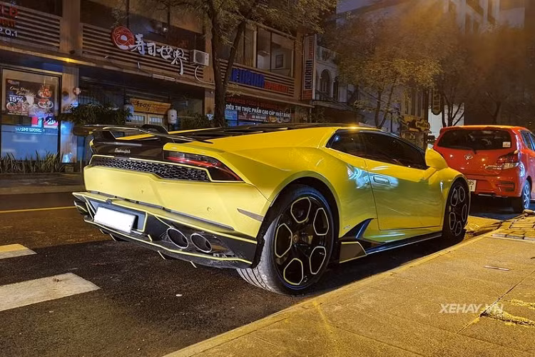 Một điểm khá thú vị là nắp động cơ phía sau của chiếc Lamborghini Huracan độ Vorsteiner này được làm bằng vật liệu composite thay vì nắp kính như hầu hết Huracan khác. Siêu xe còn được nâng cấp hệ thống ống xả với hệ thống ống xả hiệu suất cao đến từ hãng độ Capristo, cho ra âm thanh ấm, trầm hơn so với loại tiêu chuẩn.