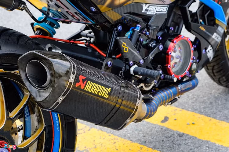 Một trong những chi tiết không thể thiếu ở các bản độ là hệ thống ống xả. Xe có ống xả Akrapovic đi kèm phần cổ bằng titanium đã được làm lại. Akrapovic là thương hiệu xuất hiện đều đặn trên các bản độ đắt giá tại Việt Nam. Bên cạnh kiểu dáng hầm hố, ống xả thương hiệu này thường cho ra âm thanh trầm và ấm. 