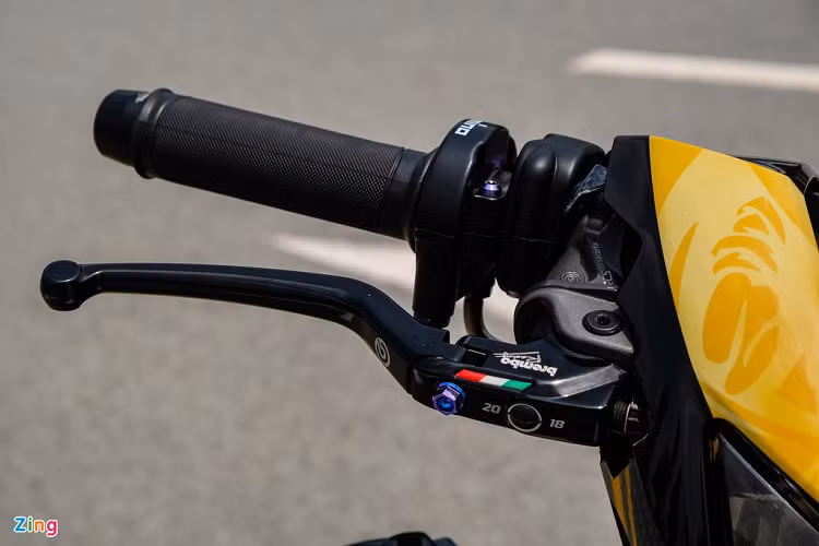 Xe được trang bị tay côn TMW và tay phanh Brembo RCS 19 Corsa Corta. 