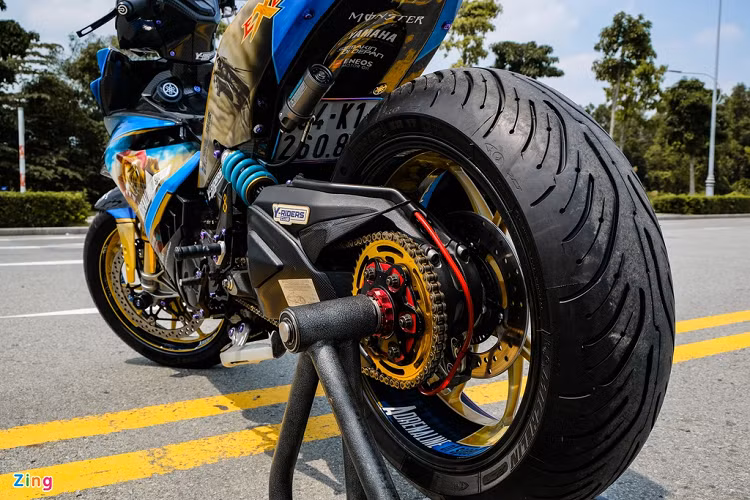 Ở phía sau, bộ gắp đôi nguyên bản được thay bằng gắp đơn của Ducati 1299 Panigale. Do cấu tạo đặc thù nên bộ gắp này phải đi kèm bộ mâm cũng của Ducati.