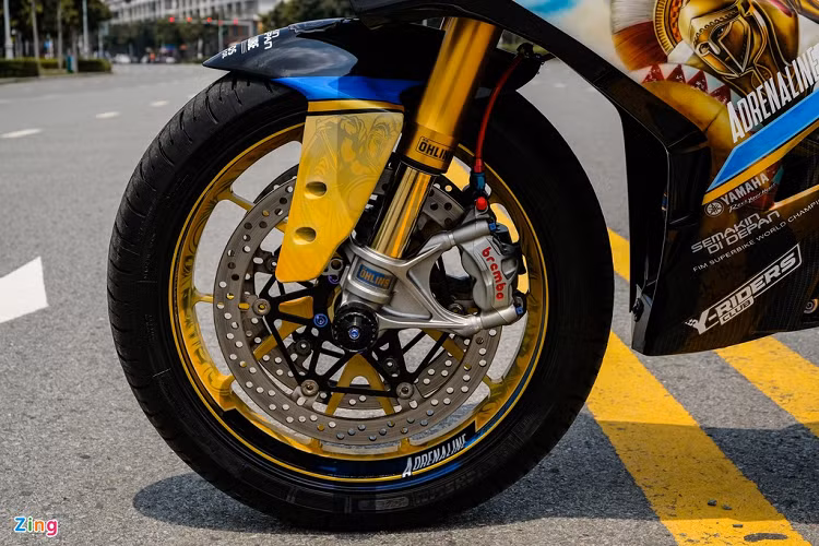 Toàn bộ mâm, giảm xóc và gắp xe đều được thửa từ môtô phân khối lớn. Ở phía trước, xe được trang bị hệ thống giảm xóc upside-down Ohlins TTX. Do thửa từ môtô, giảm xóc này được tinh chỉnh lại cho phù hợp với dòng xe nhỏ. Hệ thống phanh là dạng đĩa kép đi kèm kẹp phanh Brembo M50 Monoblock thửa từ Ducati 1199 Panigale.