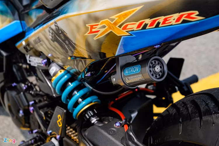 Giảm xóc sau của xe đến từ Nitron - thương hiệu danh tiếng của Mỹ. Nitron là một trong số ít hãng giảm xóc cho phép tùy chỉnh độ nén lò xo (preload) và độ hồi (rebound) theo ý của chủ xe khi xuất xưởng. Do đó, mỗi giảm xóc chỉ phù hợp với một chiếc xe. 