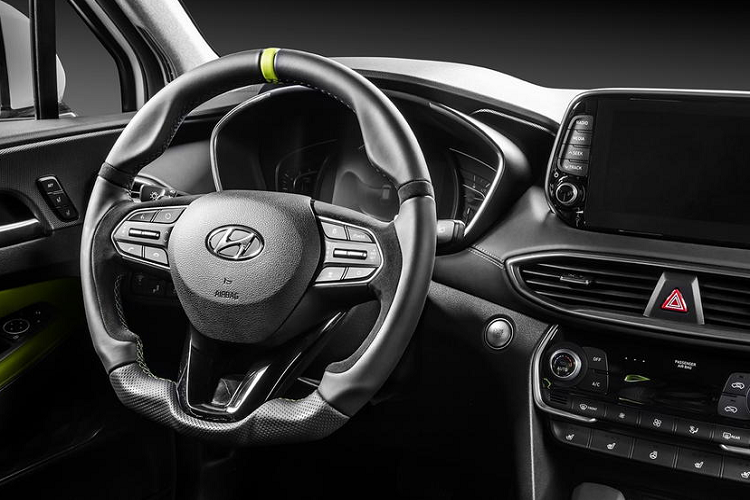 Bên trong nội thất, chiếc Hyundai SantaFe được Carlex Design thiết kế lại toàn bộ 2 ghế ngồi phía trước, bọc lại da theo phong cách mới cho toàn bộ nội thất. Ghế ngồi bọc 2 chất liệu da thật kết hợp da lộn Alcantara, phối màu đen – xanh lá chuối độc đáo.