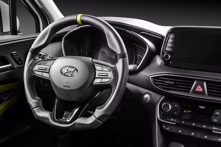 Bên trong nội thất, chiếc Hyundai SantaFe được Carlex Design thiết kế lại toàn bộ 2 ghế ngồi phía trước, bọc lại da theo phong cách mới cho toàn bộ nội thất. Ghế ngồi bọc 2 chất liệu da thật kết hợp da lộn Alcantara, phối màu đen – xanh lá chuối độc đáo.