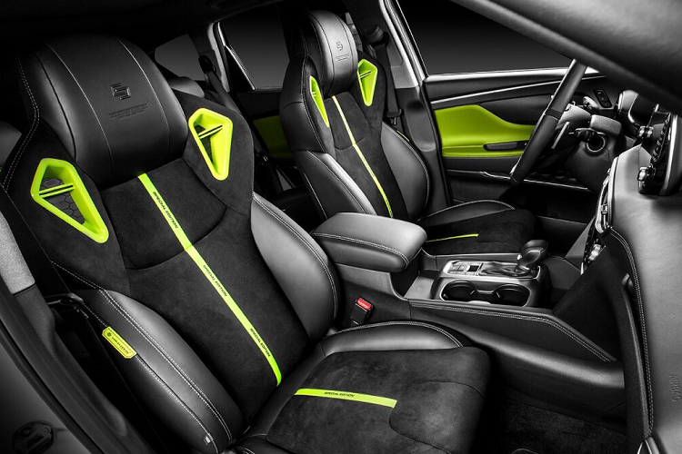 Chiếc SantaFe cũng được sơn lại theo phong cách 2 màu đen trắng với phần nửa trên được sơn đen, mâm xe cũng được sơn đen tương tự với 2 kính chiếu hậu và bộ cánh hướng gió đuôi xe. Cuối cùng, đuôi xe có thêm bộ khuếch tán gió phía sau hầm hố hơn.