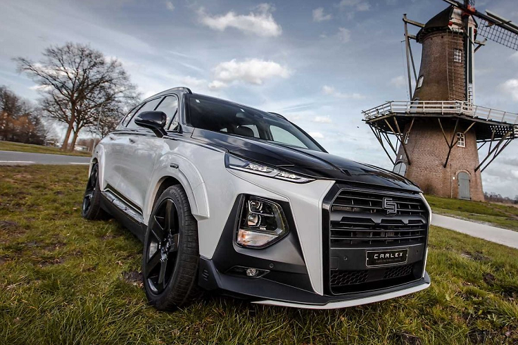 Ngoại hình xe được thay đổi mạnh mẽ với kiểu độ thân rộng widebody, 4 hốc bánh được thiết kế lại rộng thêm và bộ mâm đúc cũng thay đổi theo để phù hợp với ngoại hình mới, kích thước bộ la zăng mới lên đến 20 inch đi kèm với bộ lốp bản rộng giúp ngoại hình xe thêm hầm hố.