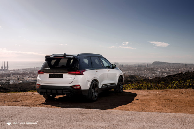 Chưa hết, cụm vô lăng cũng được thiết kế lại kiểu dáng đáy phẳng D-Cut thể thao hơn, cho cảm giác cầm nắm chắc chắn hơn. Ngoài các chi tiết trên, những thiết bị tiện nghi khác không có quá nhiều khác biệt. Carlex Design không cung cấp thêm thông tin nào về phần động cơ, nhiều khả năng sẽ không có sự tinh chỉnh nào mà sẽ chỉ cung cấp giải pháp nâng tầm thẩm mỹ cho SantaFe.