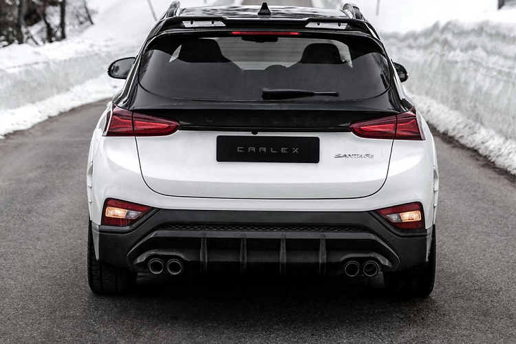 Ngoài ra thiết kế cản trước và cản sau của chiếc Hyundai SantaFe độ Caltex này cũng được thay đổi với phong cách hầm hố hơn, lưới tản nhiệt lớn hơn và được sơn toàn bộ sang màu đen, khu vực đèn pha hai bên cũng được ốp nhựa đen ấn tượng.