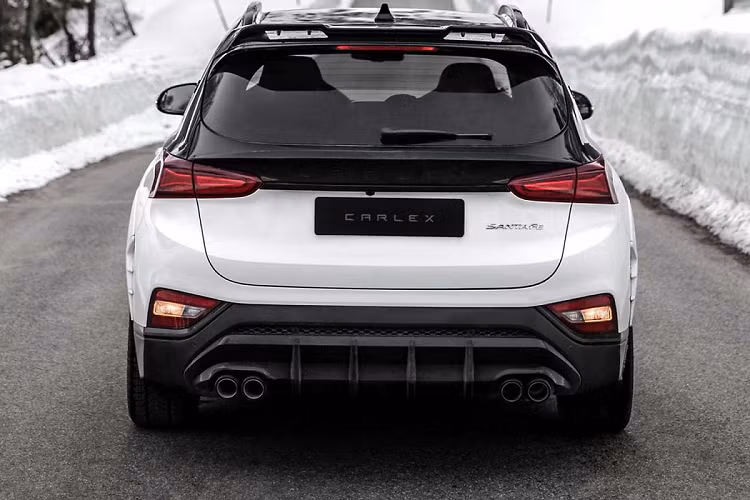 Ngoài ra thiết kế cản trước và cản sau của chiếc Hyundai SantaFe độ Caltex này cũng được thay đổi với phong cách hầm hố hơn, lưới tản nhiệt lớn hơn và được sơn toàn bộ sang màu đen, khu vực đèn pha hai bên cũng được ốp nhựa đen ấn tượng.