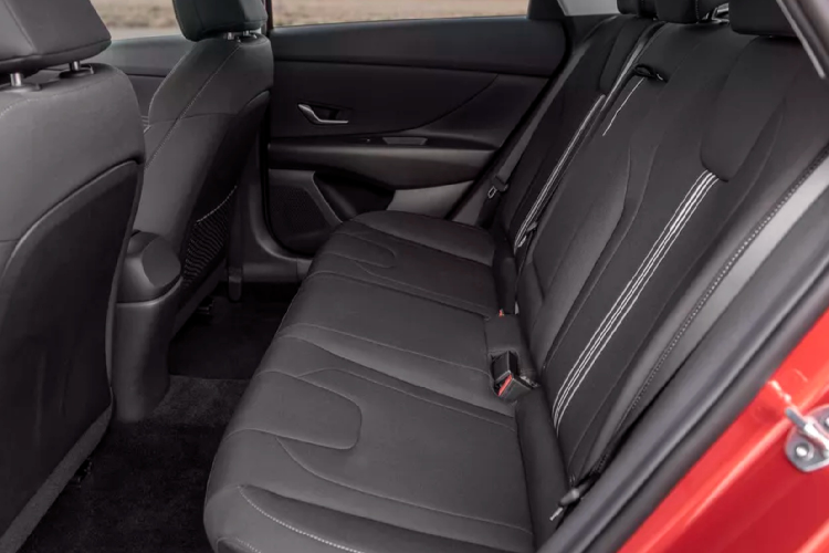 Hyundai dường như thể hiện nhiều tham vọng ở mẫu sedan cỡ C. Cabin cũng được làm mới hoàn toàn. Trang bị vô-lăng 4 chấu thiết kế dày dặn, chắc chắn giống trên Sonata thế hệ mới, một màn hình thông tin giải trí cỡ lớn đứng trên táp-lô, sát với cụm đồng hồ.