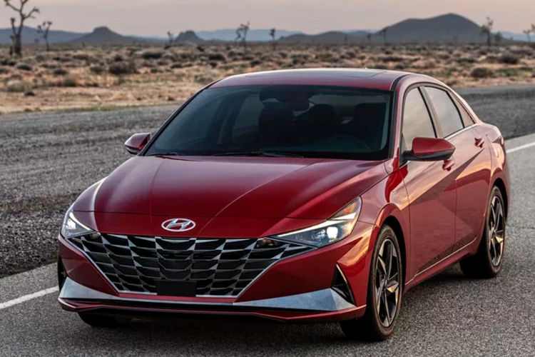  Hyundai Elantra thế hệ mới sẽ khởi đầu cho thế hệ thứ 7 của dòng xe kể từ năm 1990 đến nay, và được áp dụng ngôn ngữ thiết kế mới nhất của hãng. Hyundai cho biết Elantra mới trở lại với kiểu thân xe Sport sedan đậm chất thể thao hơn, với đặc trưng thiết kế Parametric Dynamics.