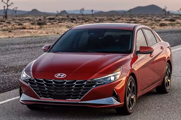  Hyundai Elantra thế hệ mới sẽ khởi đầu cho thế hệ thứ 7 của dòng xe kể từ năm 1990 đến nay, và được áp dụng ngôn ngữ thiết kế mới nhất của hãng. Hyundai cho biết Elantra mới trở lại với kiểu thân xe Sport sedan đậm chất thể thao hơn, với đặc trưng thiết kế Parametric Dynamics.