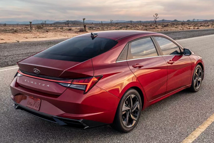 Hyundai Elantra hoàn toàn mới có thiết kế ngoại hình không giống bất kỳ mẫu xe Hyundai thương mại nào trước đây. Ngôn ngữ thiết kế mới kiểu bề mặt thân xe đa giác đã được Hyundai trình diễn trên mẫu xe ý tưởng Hyundai Vision T – một chiếc crossover hạng C – đã được ra mắt tại Los Angeles Auto Show cuối tháng 11/2019.