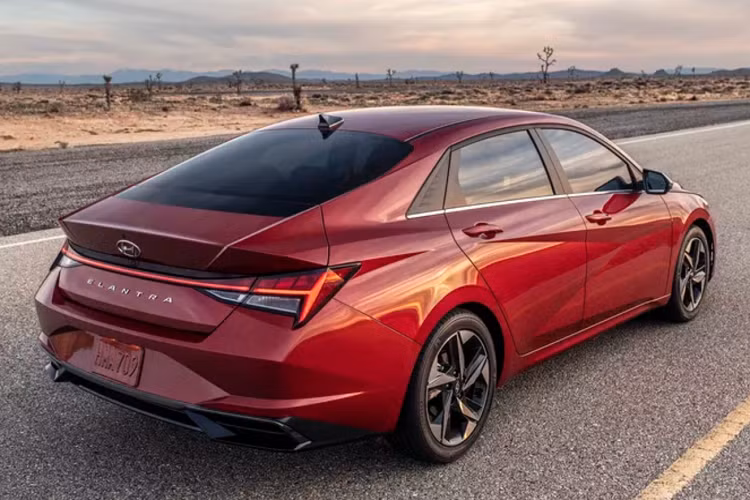 Hyundai Elantra hoàn toàn mới có thiết kế ngoại hình không giống bất kỳ mẫu xe Hyundai thương mại nào trước đây. Ngôn ngữ thiết kế mới kiểu bề mặt thân xe đa giác đã được Hyundai trình diễn trên mẫu xe ý tưởng Hyundai Vision T – một chiếc crossover hạng C – đã được ra mắt tại Los Angeles Auto Show cuối tháng 11/2019.