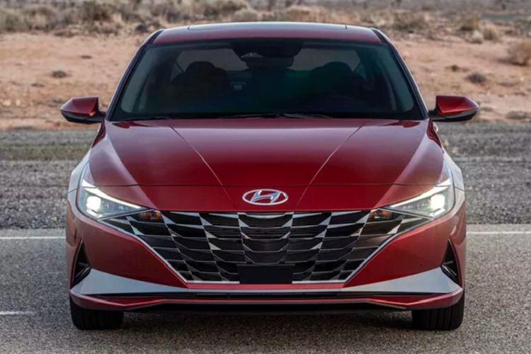 Điểm nhấn trên táp-lô là sợi chỉ đỏ chạy ngang. Đối lập với đó là cụm điều khiển trung tâm màu trắng, nơi có hộp số và một tay nắm để tạo sự tách biệt giữa bên lái và bên phụ.