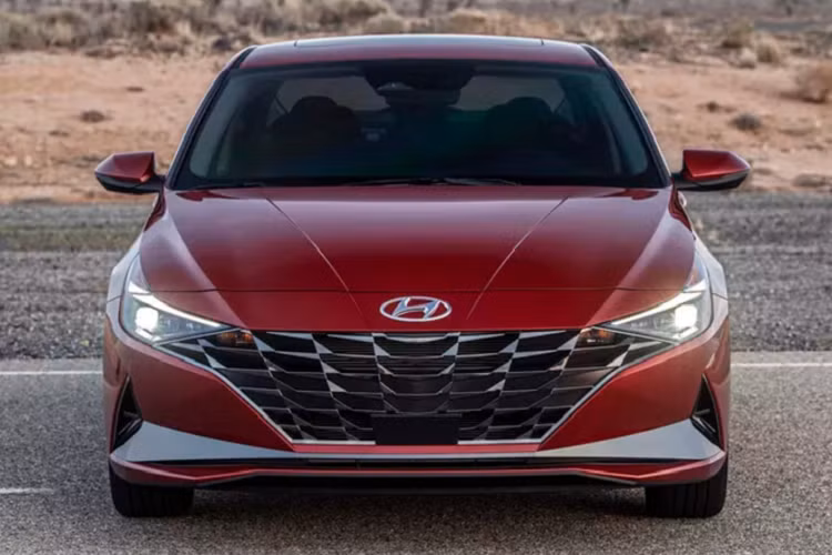 Điểm nhấn trên táp-lô là sợi chỉ đỏ chạy ngang. Đối lập với đó là cụm điều khiển trung tâm màu trắng, nơi có hộp số và một tay nắm để tạo sự tách biệt giữa bên lái và bên phụ.