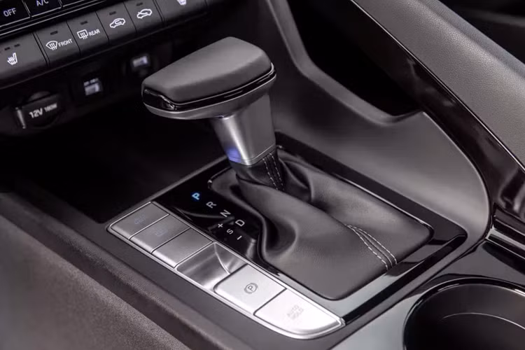 Elantra thế hệ hiện hành vốn sở hữu nhiều đường góc cạnh, nhưng thế hệ mới còn nhiều đường cắt xẻ hơn thế. Lưới tản nhiệt 3D (khá giống Sonata) và dọc thân xe nổi gờ. Ở phía trước, có thể thấy cặp đèn pha sắc lẹm tích hợp đèn chiếu sáng ban ngày. Hông xe khoẻ khoắn, thể thao nhờ đường gân cắt qua hai cánh cửa, vuốt xéo về phía đuôi.