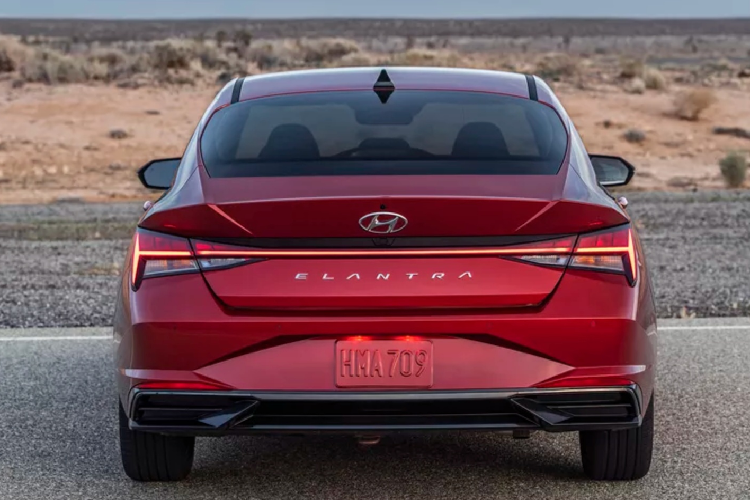 Về khả năng vận hành, Hyundai Elantra 2021 tại Mỹ được trang bị động cơ 1.6L GDI kết hợp với động cơ điện cho công suất cực đại 138 mã lực, kết hợp với hộp số tự động 6 cấp ly hợp kép. Một tùy chọn khác là động cơ xăng truyền thống, dung tích 2.0L cho công suất 146 mã lực.