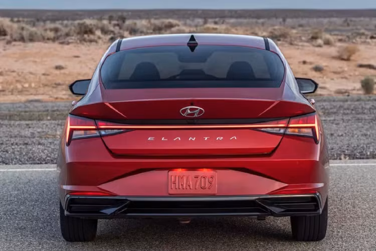 Về khả năng vận hành, Hyundai Elantra 2021 tại Mỹ được trang bị động cơ 1.6L GDI kết hợp với động cơ điện cho công suất cực đại 138 mã lực, kết hợp với hộp số tự động 6 cấp ly hợp kép. Một tùy chọn khác là động cơ xăng truyền thống, dung tích 2.0L cho công suất 146 mã lực.