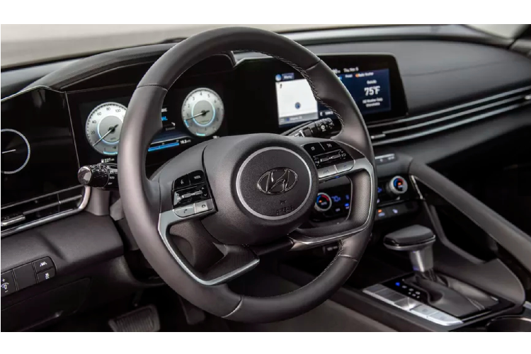 Đặc biệt, kích thước của Hyundai Elantra 2021 mới to ra đáng kể khi cả chiều dài và chiều rộng của xe đều được nới dài, tiệm cận xe hạng D. Cụ thể, chiều dài x rộng x cao lần lượt là 4.676 x 1826 x 1414 mm, chiều dài cơ sở của xe cũng dài hơn với 2.720 mm. Kích thước mới giúp Elantra “to” hơn các mẫu xe cùng phân khúc như Honda Civic, Toyota Corolla hay Mazda3.