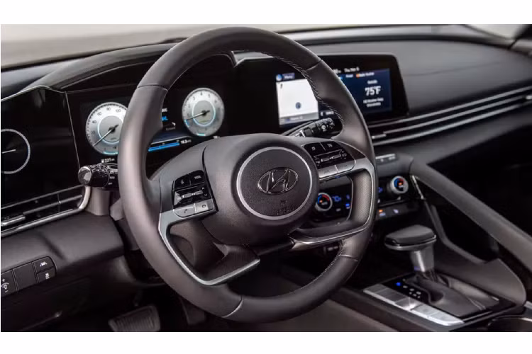 Đặc biệt, kích thước của Hyundai Elantra 2021 mới to ra đáng kể khi cả chiều dài và chiều rộng của xe đều được nới dài, tiệm cận xe hạng D. Cụ thể, chiều dài x rộng x cao lần lượt là 4.676 x 1826 x 1414 mm, chiều dài cơ sở của xe cũng dài hơn với 2.720 mm. Kích thước mới giúp Elantra “to” hơn các mẫu xe cùng phân khúc như Honda Civic, Toyota Corolla hay Mazda3.