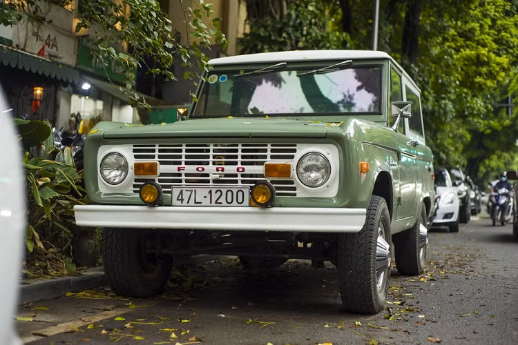 Chiếc Ford Bronco đời cổ xuất hiện trên đường phố Hà Nội với ngoại hình vuông vắn, kết cấu hình hộp đặc trưng của thế hệ đầu (1965-1977). Mẫu xe trong bài là phiên bản Ford Bronco wagon. 