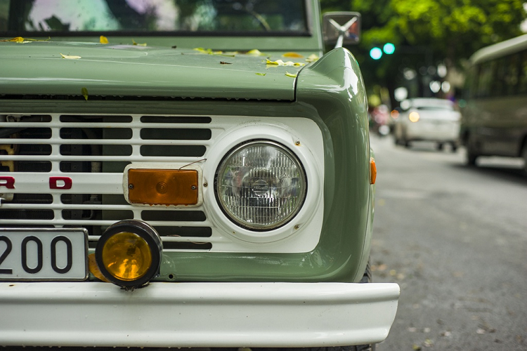 Xe có chiều dài cơ sở 2.337 mm, kích thước tương đương Jeep CJ-5 và Jeep Scout. Thế hệ đầu tiên của Ford Bronco sở hữu hệ dẫn động 4 bánh trên tất cả phiên bản. Kiểu dáng của Bronco chú trọng vào sự đơn giản, tiết kiệm, chính vì thế mà nhiều chi tiết được làm phẳng để dễ dàng hơn trong việc sản xuất như kính xe, cản và cột C.