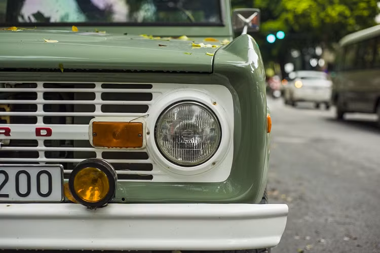 Xe có chiều dài cơ sở 2.337 mm, kích thước tương đương Jeep CJ-5 và Jeep Scout. Thế hệ đầu tiên của Ford Bronco sở hữu hệ dẫn động 4 bánh trên tất cả phiên bản. Kiểu dáng của Bronco chú trọng vào sự đơn giản, tiết kiệm, chính vì thế mà nhiều chi tiết được làm phẳng để dễ dàng hơn trong việc sản xuất như kính xe, cản và cột C.