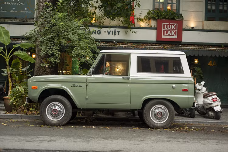 Dù có tuổi đời gần 50 năm, ngoại hình của mẫu SUV cổ này vẫn được giữ khá nguyên vẹn. Xe sở hữu 2 tone màu xanh và trắng ở ngoại thất. Các chi tiết như đèn pha, đèn xi-nhan hay mâm xe vẫn còn thiết kế nguyên bản.