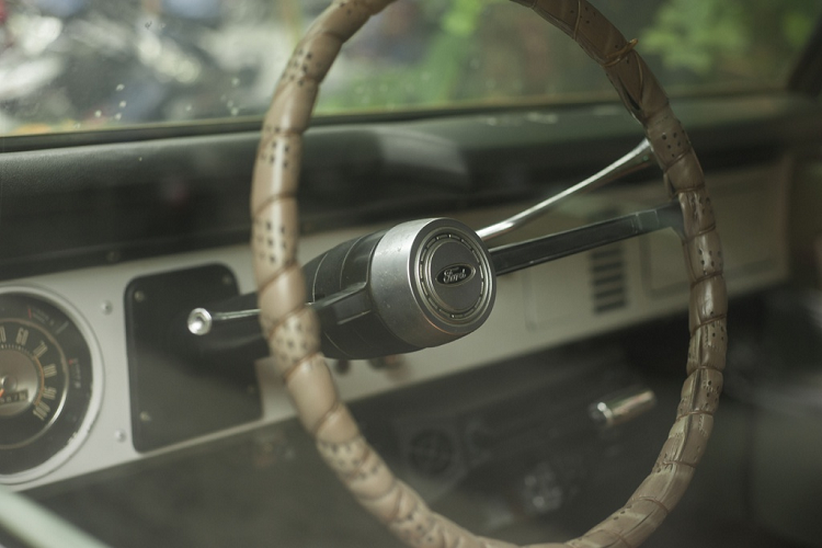 Đến năm 1972, Ford Bronco Ranger trở thành phiên bản cao cấp nhất của dòng SUV Mỹ. Ốp cửa được làm bằng gỗ và nội thất trải thảm. Năm 1975, phiên bản nâng cấp của Ford Bronco Sport và Bronco wagon đều được trang bị vô lăng thiết kế 2 chấu tương tự dòng bán tải F-Series.