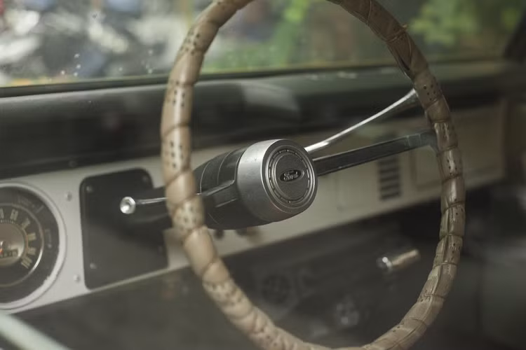 Đến năm 1972, Ford Bronco Ranger trở thành phiên bản cao cấp nhất của dòng SUV Mỹ. Ốp cửa được làm bằng gỗ và nội thất trải thảm. Năm 1975, phiên bản nâng cấp của Ford Bronco Sport và Bronco wagon đều được trang bị vô lăng thiết kế 2 chấu tương tự dòng bán tải F-Series.