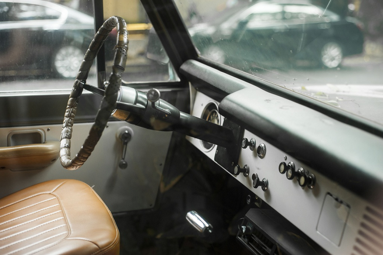 Tổng thể nội thất của mẫu xe cổ vẫn còn khá nguyên vẹn. Vô lăng có thiết kế mảnh với logo của Ford ở chính giữa. Các nút chức năng được bố trí ngay trên bảng điều khiển trung tâm. Hệ thống giải trí trên xe có radio CB.