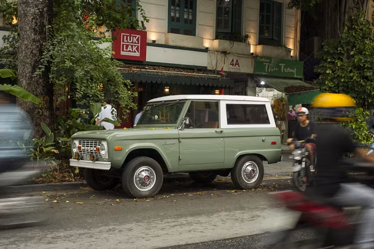 Ford Bronco được xem là dòng SUV "huyền thoại" của hãng xe Mỹ. Chính vì thế mà Ford đã quyết định hồi sinh mẫu xe này vào năm 2020. Thế hệ Ford Bronco 2021 đã được cho ra mắt với giá khởi điểm 29.995 USD.