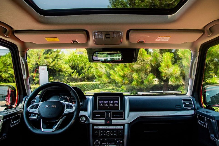 Động cơ mới có thể sản sinh 276 mã lực và 420 Nm mô-men xoắn cực đại, ghép cặp với một hộp số tự động 6 cấp và hệ dẫn động 4 bánh. Hệ dẫn động 4 bánh của xe có đủ các chế độ 2H, 4H, 4l và một bộ vi sai cơ khí tự động trên trục sau. BJ80 có góc tiếp cận 39 độ, góc khởi hành 33 độ, góc vượt qua sơ bộ 25 độ, lội sâu tối đa 600 mm, vượt qua rãnh rộng tối đa 550 mm và vượt chướng ngại vật cao tối đa 350 mm.