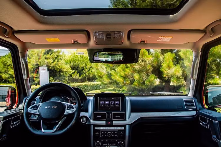 Động cơ mới có thể sản sinh 276 mã lực và 420 Nm mô-men xoắn cực đại, ghép cặp với một hộp số tự động 6 cấp và hệ dẫn động 4 bánh. Hệ dẫn động 4 bánh của xe có đủ các chế độ 2H, 4H, 4l và một bộ vi sai cơ khí tự động trên trục sau. BJ80 có góc tiếp cận 39 độ, góc khởi hành 33 độ, góc vượt qua sơ bộ 25 độ, lội sâu tối đa 600 mm, vượt qua rãnh rộng tối đa 550 mm và vượt chướng ngại vật cao tối đa 350 mm.