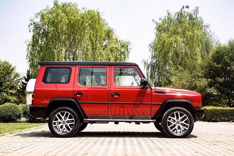 Nội thất của phiên bản Beijing BJ80 3.0 V6T mới cũng được nâng cấp với một bảng đồng hồ kỹ thuật số và một màn hình cảm ứng mới. Hệ thống điều hướng của nó có thể hoạt động tốt với cả GPS và Beidou. Về mặt giá xe Beijing BJ80 3.0 V6T, nó có mức khởi điểm 350.000 nhân dân tệ (tương đương 1,15 tỷ đồng), không hề rẻ nhưng nếu so sánh với Mercedes-Benz G-Class chính hiệu thì vẫn “mềm” hơn tới vài lần.