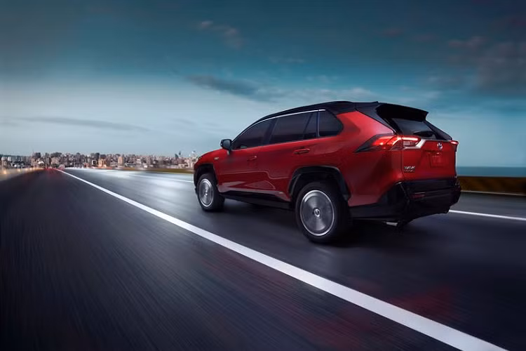 Tất cả Toyota RAV4 Prime 2021 đều được trang bị bộ hệ thống hỗ trợ người lái Toyota Safety Sense, bao gồm kiểm soát hành trình thích ứng, đèn pha chiếu xa tự động, hệ thống tránh va chạm trước với phát hiện người đi bộ, cảnh báo chệch làn đường với hỗ trợ đánh lái, hỗ trợ giữ xe ở trung tâm làn đường và đọc biển báo đường bộ.