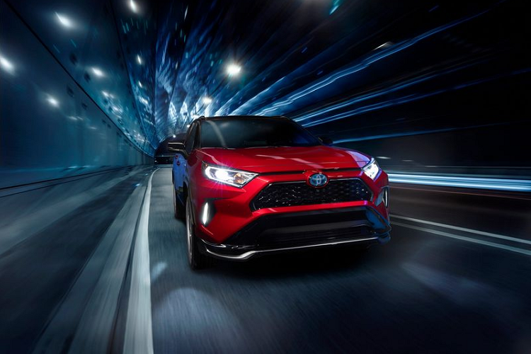 Toyota còn cho biết RAV4 Prime thực ra còn nhanh hơn cả ước tính ban đầu, chiếc crossover chỉ cần 5,7 giây (thay vì 5,8 giây) để tăng tốc từ 0 - 96 km/h. RAV4 Prime cũng thân thiện với môi trường hơn mức dự kiến của Toyota, đồng thời, phạm vi hoạt động cũng nhiều hơn, tăng từ 62,8 km theo ước tính lên 67,6 km. Nếu những con số này chính xác, mẫu xe crossover Toyota RAV4 Prime sẽ là chiếc plug-in hybrid có phạm vi chạy điện dài nhất trên thị trường.