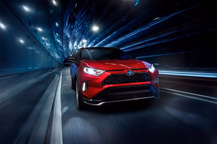 Toyota còn cho biết RAV4 Prime thực ra còn nhanh hơn cả ước tính ban đầu, chiếc crossover chỉ cần 5,7 giây (thay vì 5,8 giây) để tăng tốc từ 0 - 96 km/h. RAV4 Prime cũng thân thiện với môi trường hơn mức dự kiến của Toyota, đồng thời, phạm vi hoạt động cũng nhiều hơn, tăng từ 62,8 km theo ước tính lên 67,6 km. Nếu những con số này chính xác, mẫu xe crossover Toyota RAV4 Prime sẽ là chiếc plug-in hybrid có phạm vi chạy điện dài nhất trên thị trường.