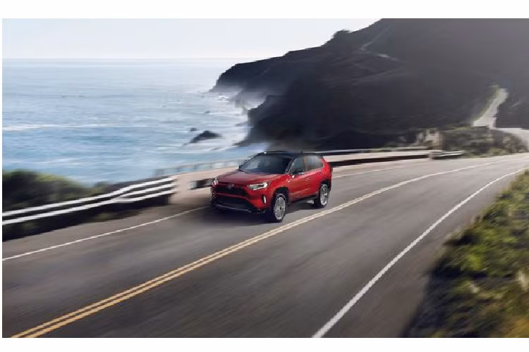 Cung cấp sức mạnh cho RAV4 Prime là hệ truyền động plug-in hybrid, sử dụng động cơ 2.5L 4 xi-lanh, pin lithium-ion và một động cơ điện gắn phía sau. Thiết lập này cho ra tổng công suất 302 mã lực, giúp RAV4 Prime trở thành chiếc RAV4 mạnh nhất từ trước đến nay.