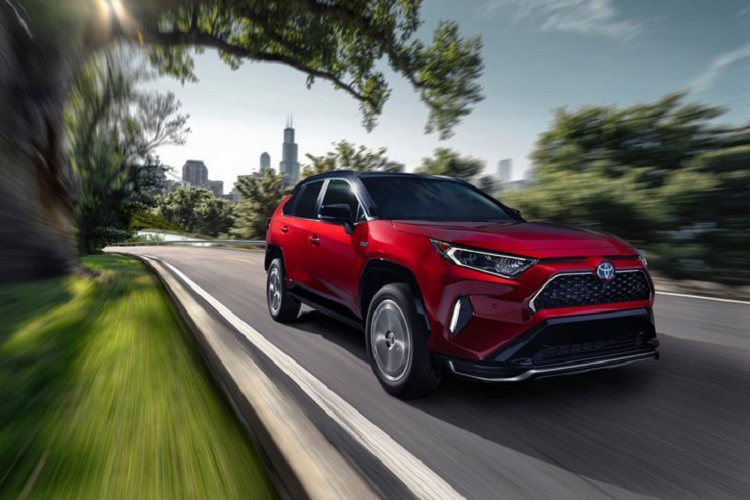 Có giá cao hơn một chút so với Mitsubishi Outlander PHEV, Toyota RAV4 Prime SE 2021 mới sở hữu lưới tản nhiệt độc đáo, cánh lướt gió phía trước khí động học và các điểm nhấn màu đen piano tạo sự thể thao. Chiếc crossover hybrid còn có bộ mâm hợp kim 18 inch, cổng sạc phía sau và cửa cốp chỉnh điện.