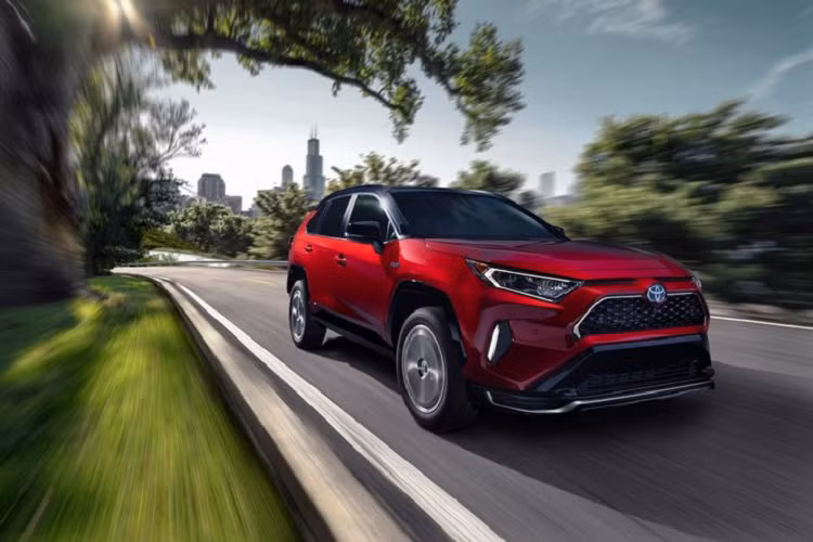Có giá cao hơn một chút so với Mitsubishi Outlander PHEV, Toyota RAV4 Prime SE 2021 mới sở hữu lưới tản nhiệt độc đáo, cánh lướt gió phía trước khí động học và các điểm nhấn màu đen piano tạo sự thể thao. Chiếc crossover hybrid còn có bộ mâm hợp kim 18 inch, cổng sạc phía sau và cửa cốp chỉnh điện.